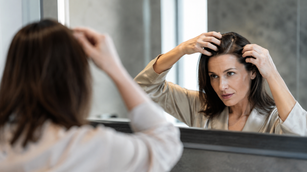 Femme consultant un spécialiste capillaire pour une calvitie féminine